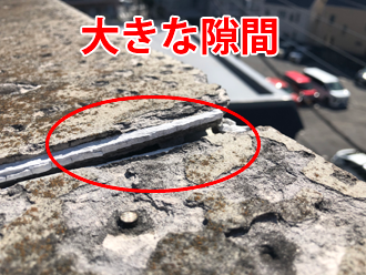 笠木の反りによって発生した隙間