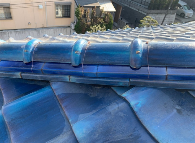 冠瓦をのせ銅線で固定