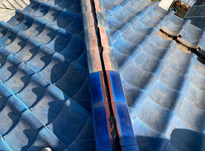 割れた冠瓦は新しいものに交換