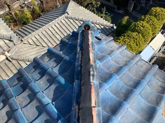 南蛮漆喰で土台をつくり熨斗瓦を積んでいく