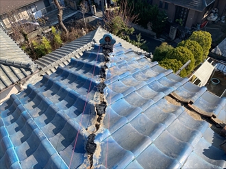 棟瓦に水糸を引く