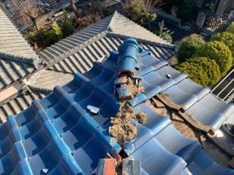 崩れた棟瓦をどかす