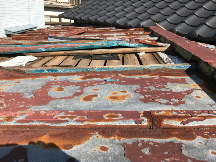 藤沢市辻堂東海岸の瓦棒屋根が台風による強風で飛散し雨漏りの危険