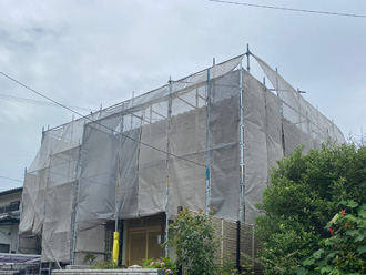 足場の仮設とメッシュシートの設置