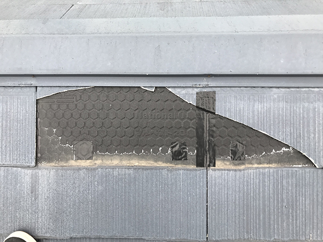 スレートの破損個所をテープで処置