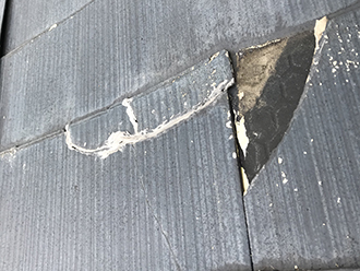 スレートの破損と補修の跡