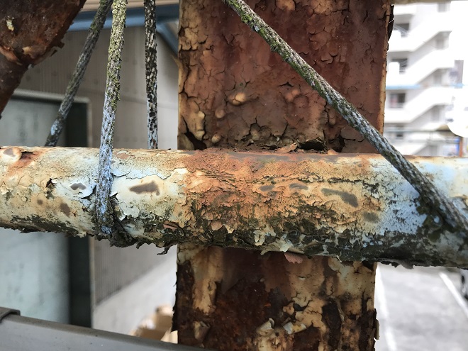 老朽化し、錆びた柱
