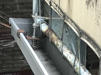 支持金具が錆び、老朽化した雨樋