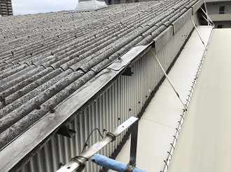 欠損した波型スレート