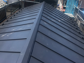 立平葺きに屋根材を設置