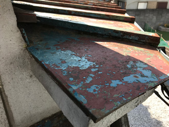 屋根材の塗膜が剥がれている