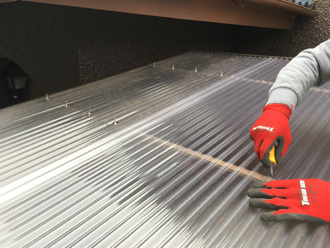 カーポート屋根修理　ビス設置