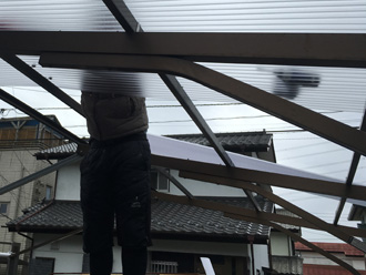 カーポート屋根修理　波板取り付け