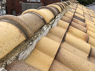 吹田市千里丘中で豪雨により葺き土が流れ棟が崩壊！防水シートで応急処置