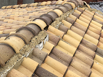 漆喰が劣化し棟が崩れました