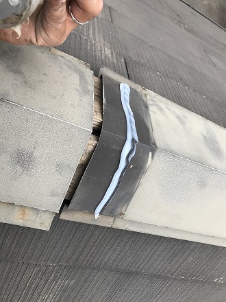 接着剤による棟板金の結合