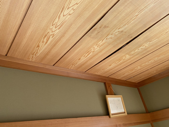 天井が剥がれいる様子