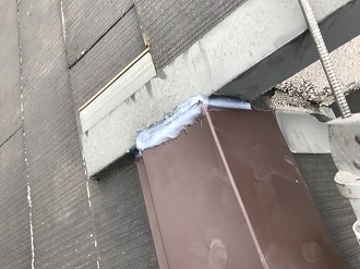 コーキング処理をした棟板金