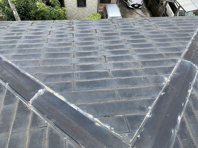 色褪せと雨染みが発生した屋根