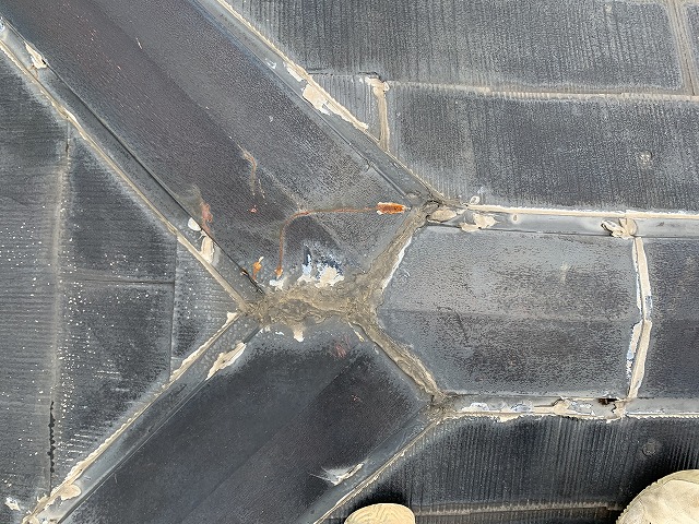 劣化した三つ又の棟板金