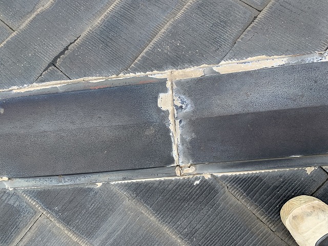 コーキング剤が剥がれ落ちて隙間ができた棟板金の継ぎ目
