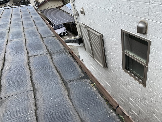 コケが発生している屋根の軒部分