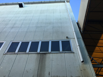 外壁の汚れやクラックが目立つ