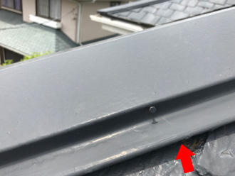 棟板金に浮きがある