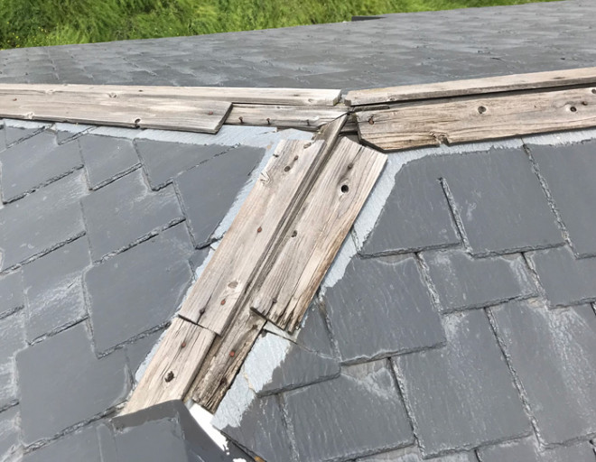 松戸市中和倉で数年前の台風で飛散した棟板金の調査