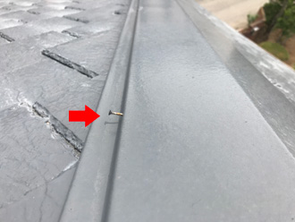 棟板金の釘が浮いている