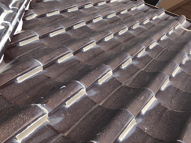 瓦屋根の棟倒壊、間違ったラバーロック工法は雨漏りを招く？｜吹田市