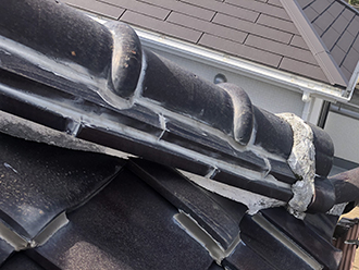 隙間をふさがれた棟