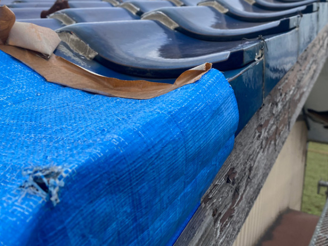 川崎市幸区塚越で雨漏りしている屋根の瓦差し替え、棟板金交換、軒天交換を実施