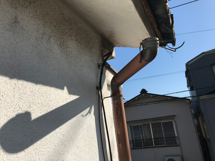 座間市入谷東で台風被害による雨樋破損！アメピタが雨樋交換工事をご提供します