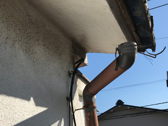 雨樋の縦樋が外れている