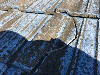 瓦が割れている