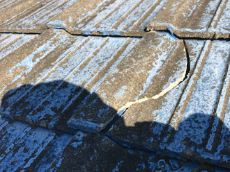 瓦が割れている