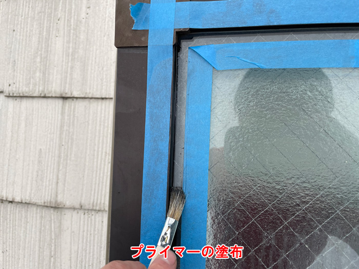 座間市相武台での天窓からの雨漏り補修事例｜コーキングとプライマーによる確実な防水処理