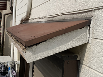 吹田市春日で劣化による雨水浸入で腐食してしまった庇の交換