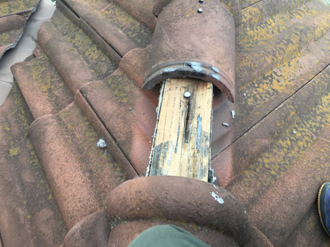 台風で棟瓦が飛散した