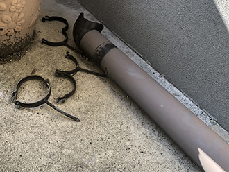 吹田市内本町で留め金具が抜け雨樋落下、火災保険適用で雨が降る前に修繕