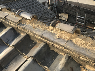 棟瓦が飛散し葺き土が露出