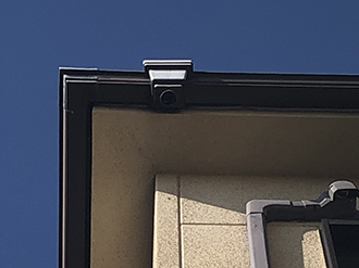 集水器の下の雨樋が外れている