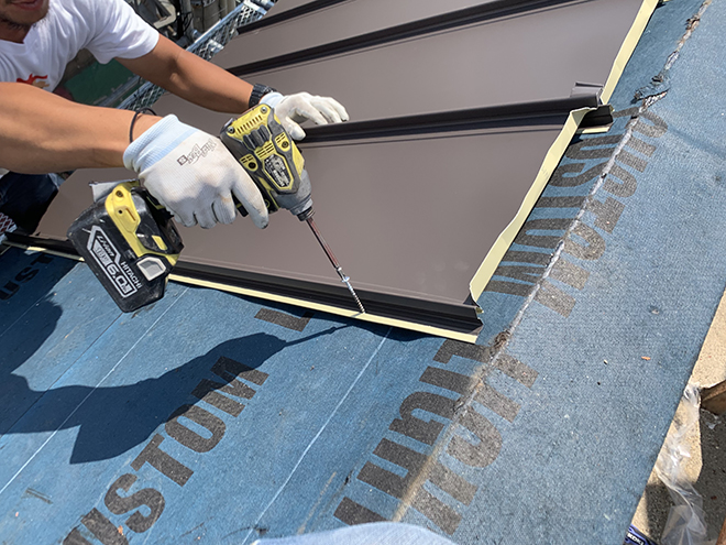 吹田市上山手町でビル斜壁のアスファルトシングルをカバー工事にて防水対策