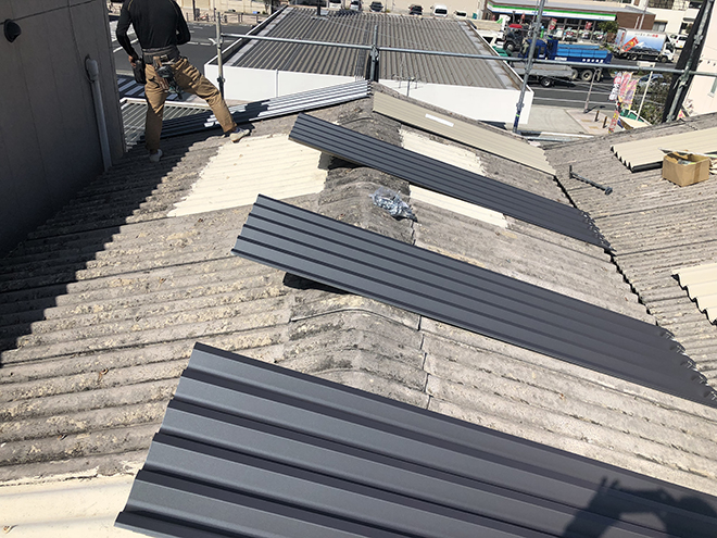 吹田市穂波町でスレート工場屋根にガルバリウム鋼板で屋根カバー