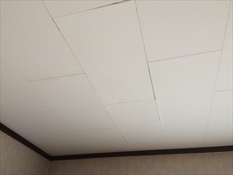 天井クロスが貼ってある場合雨染みに気づきにくくなることもあります