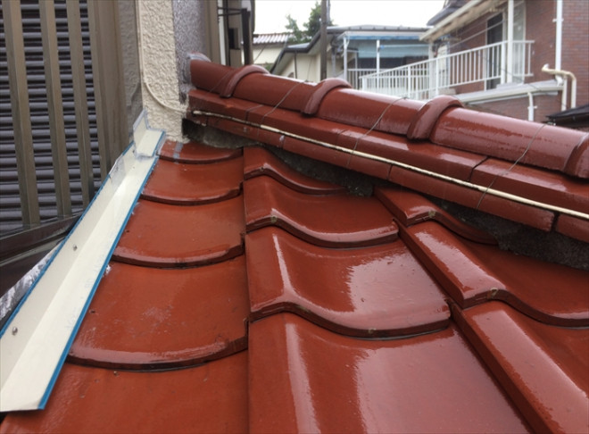 雨漏りが発生している邸宅の瓦屋根