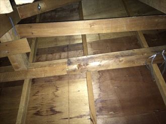 雨染みの見られる野地板