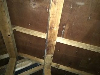 雨染みの見られる野地板