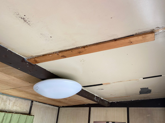 プレハブの天井からの雨漏り